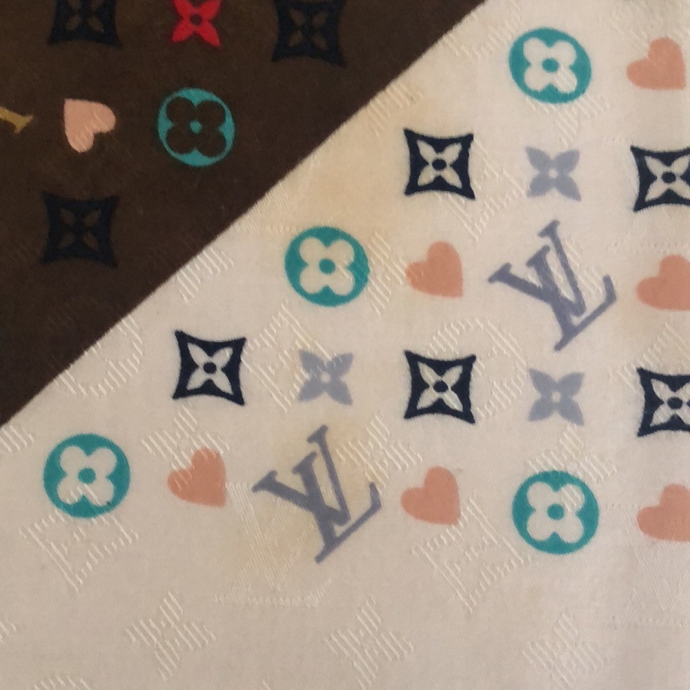 Louis Vuitton Game On Shawl. 65% Silk and 35% Cashmere - Picture 7 of 10